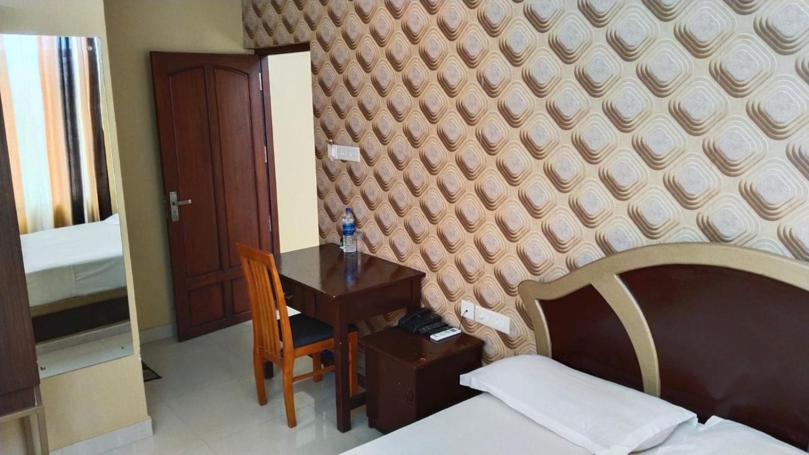 Hotel Falcon Thiruvananthapuram Екстер'єр фото